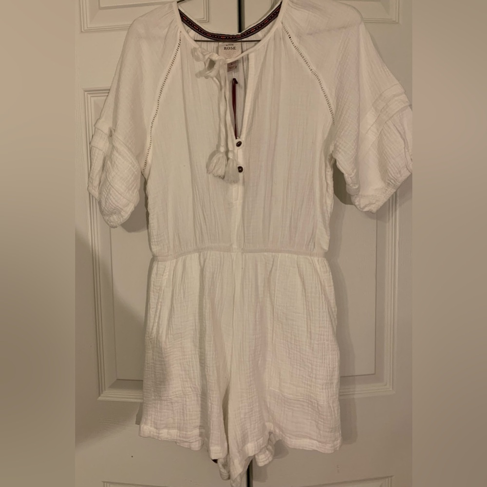 Knox Rose White Textured Romper or Beach Cover Up. NWT Size small
